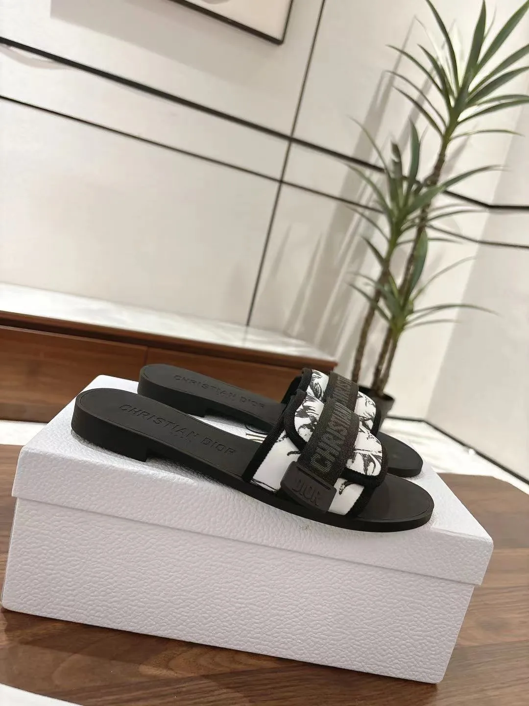 👟👟Ex-factory price 380👟👟 Dior D’s latest series of Velcro buckle sandals and slippers in new colors! Perfect reproduction of the original version, the most popular color matching fabric, super layered ▪️Original molded high-end TPU outsole (not ordinary rubber) ▪️Very comfortable and easy to walk. All upper materials are custom-made from the original ▪️3D electric embroidered three-dimensional cloth surface, very versatile, a must-have for lazy people in summer ▪️Number of yards: 35-41